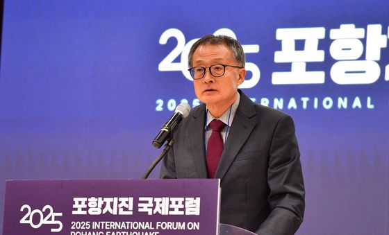 인사말하는 이진환 교수