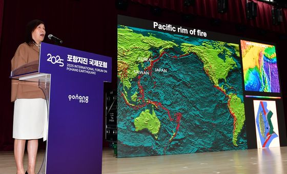 아시아태평양 지진 단층 소개하는 쿠오퐁 마 과학자