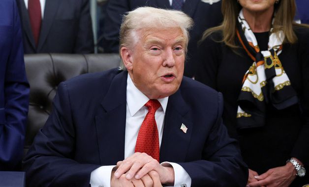 [포토] 임시 예산안에 서명한 트럼프