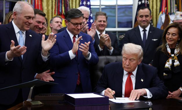 [포토] 서명하는 트럼프와 환호하는 공화당 의원들