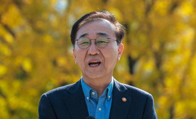 취재진 질문에 답하는 김윤덕 장관