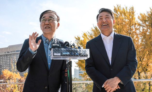 취재진 질문에 답하는 김윤덕-오세훈