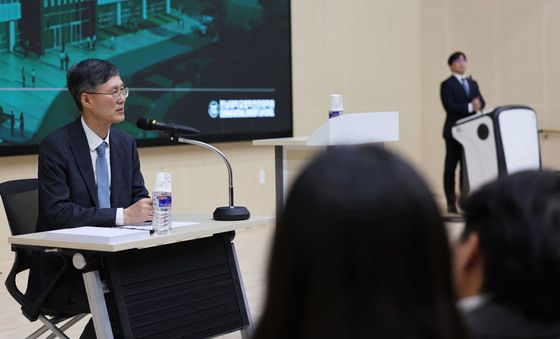 로스쿨생 질문 경청하는 문형배