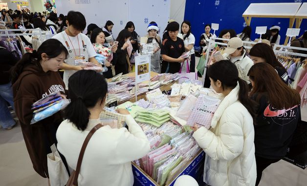 아이 옷 고르는 관람객들