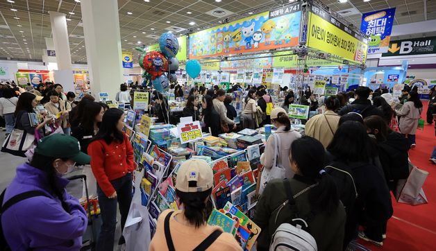 책 살펴보는 관람객들