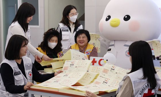 적십자회비 모금 지로용지 정리하는 적십자 직원들