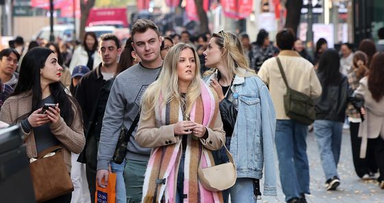 외국인 관광객으로 가득 찬 명동 거리