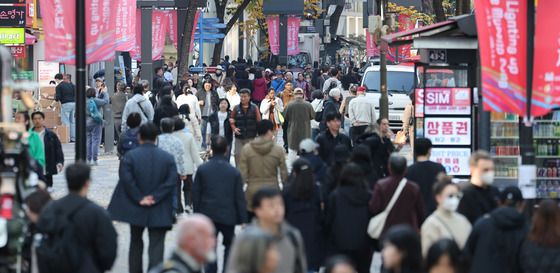 북적이는 명동거리
