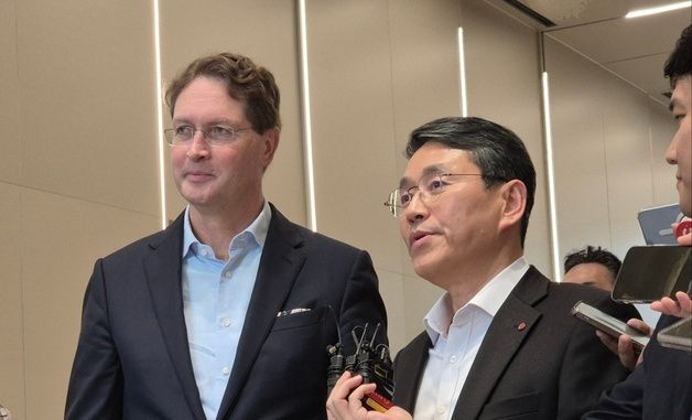 취재진 질문에 답하는 벤츠 회장과 조주완 LG전자 대표이사