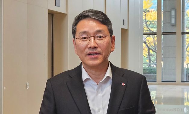 취재진 질문에 답하는 조주완 LG전자 대표이사 사장