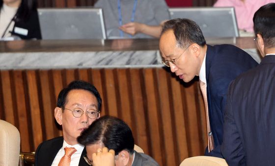 김도읍 의원과 대화하는 추경호 의원