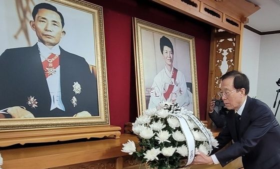 박정희 부부 영전에 헌화하는 이석연 국민통합위원장