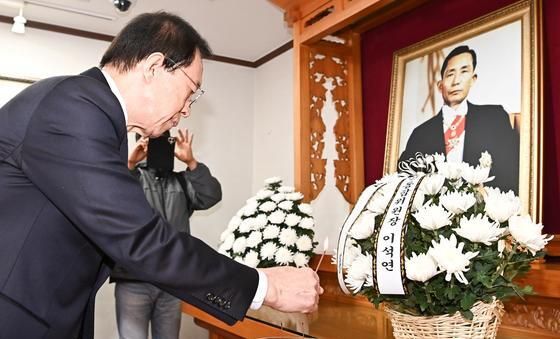 박정희 전 대통령 영전에 헌화하는 이석연 국민통합위원장