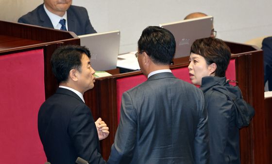 의장석에 대화 나누는 여야