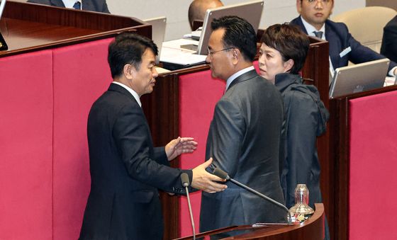 의장석 앞에서 만난 여야 원내수석부대표