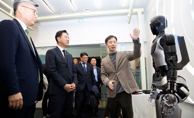 AI 휴머노이드 'KAPEX'의 설명을 듣는 배경훈 부총리