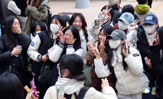 수능 끝내고 기뻐하는 수험생