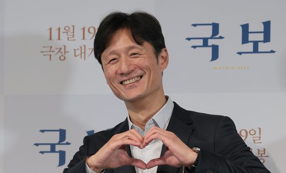미소짓는 '국보' 이상일 감독