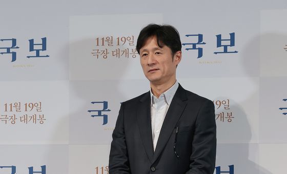 포즈 취하는 이상일 감독