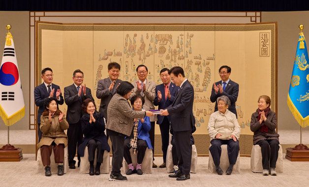 민가협 사진첩 선물 받은 이재명 대통령