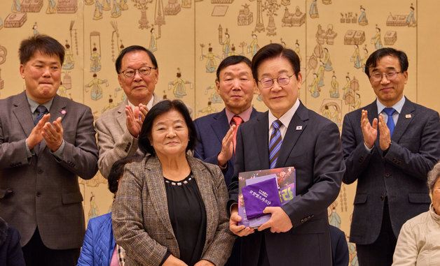 민가협 사진첩 선물 받은 이재명 대통령