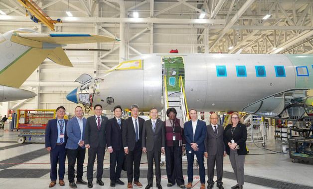 기념 사진 촬영하는 조현 외교부 장관