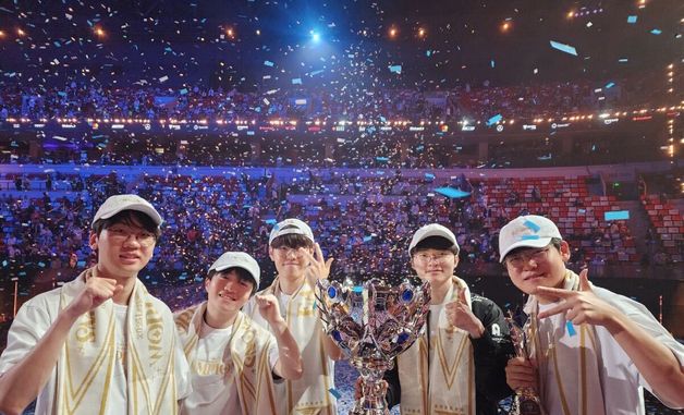 SKT, T1 월즈 3연속 우승 기념 팬 감사 이벤트 진행