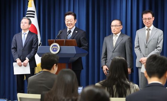 밝은 표정으로 한미 팩트시트 발표하는 이재명 대통령