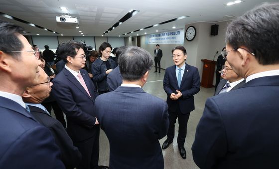 새도약론 업무협약 마친 뒤 은행 부행장들과 대화나누는 권대영 금융위 부위원장