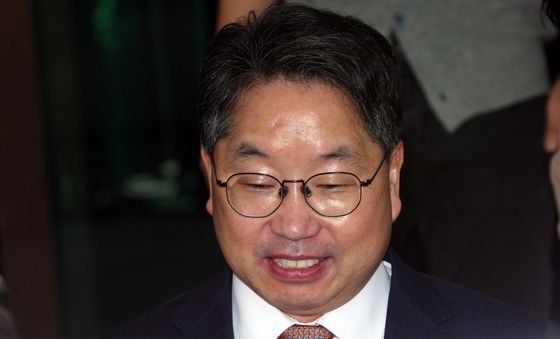 노만석 검찰총장 대행, 비공개 퇴임식 마치고 청사 나서