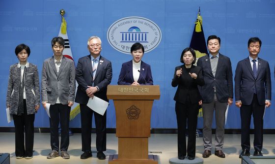 기자회견하는 민주당 3대특검 대응특위