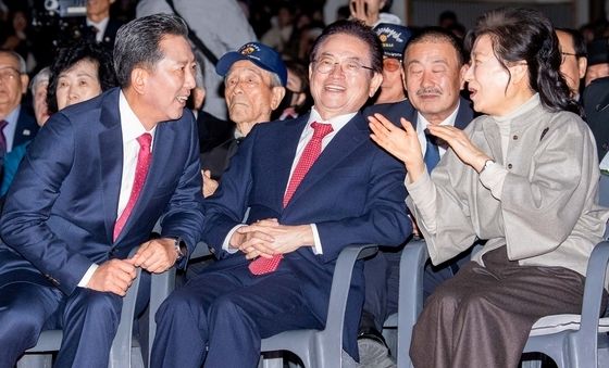 이철우 경북지사, 김장호 구미시장과 대화 나누는 박근혜 전 대통령