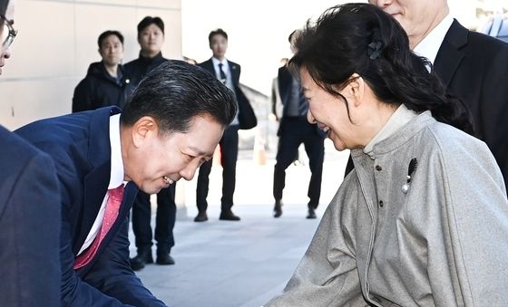 박근혜 전 대통령과 인사 나누는 김장호 구미시장