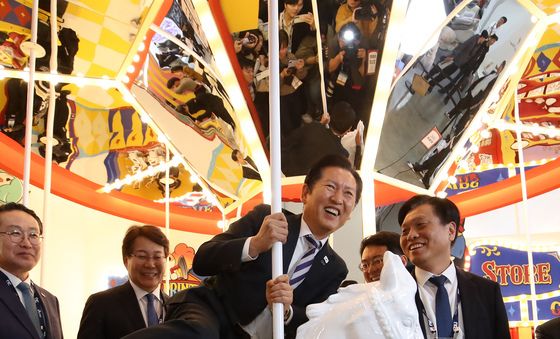 회전목마 올라 타는 정청래