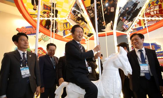 웹젠 회전목마 포토존 찾은 정청래 대표