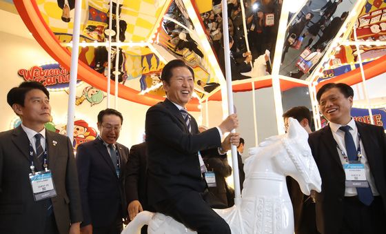 회전목마 올라 타 활짝 웃는 정청래