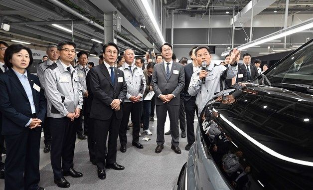 전시 둘러보는 김민석 국무총리와 정의선 회장