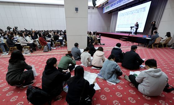 부족한 자리에 앉아서 입시설명 든는 학부모들