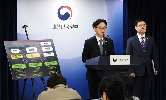 한미 관세협상 팩트시트 관련 브리핑 나선 김정관 장관·여한구 본부장