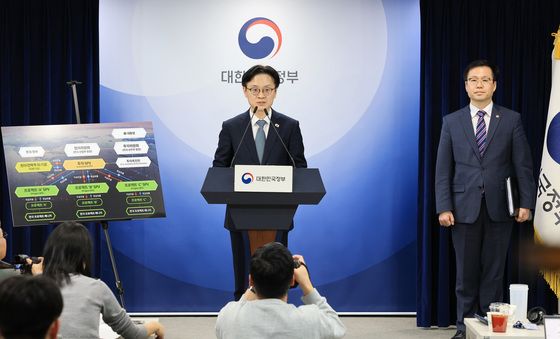 한미 관세협상 팩트시트 관련 브리핑 나선 김정관 장관·여한구 본부장