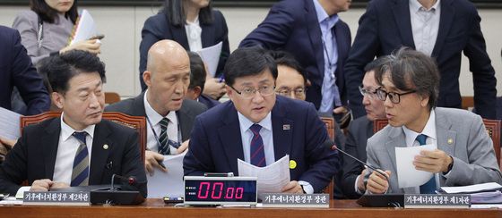 대화하는 김성환 장관