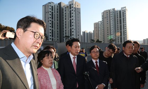 대장동 방문해 현장 관계자 설명 듣는 장동혁