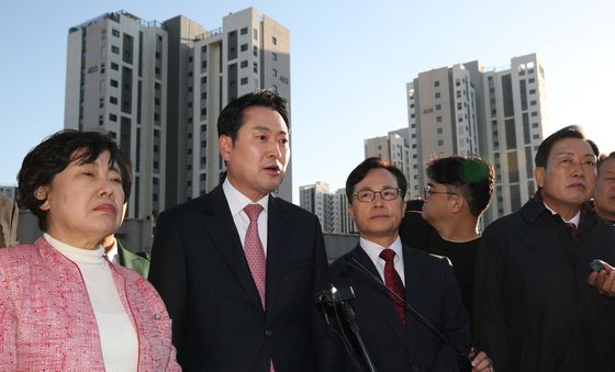 대장동 방문해 현장 관계자 설명 듣는 장동혁