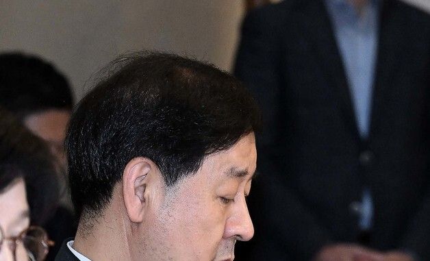 시간 확인하는 구윤철 부총리