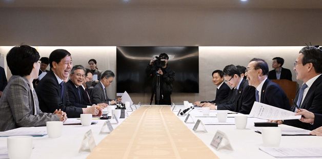 마주보고 미소 짓는 구윤철 부총리·김윤덕 장관