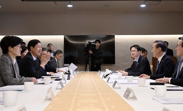 마주 앉은 구윤철 부총리와 김윤덕 장관
