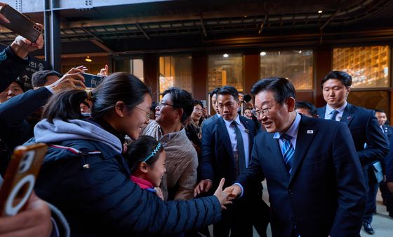 참석자들과 인사하는 이재명 대통령