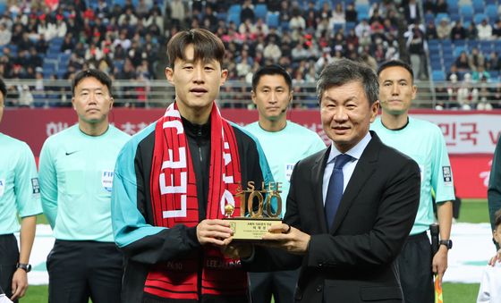 센추리클럽 기념패 전달하는 정몽규 회장