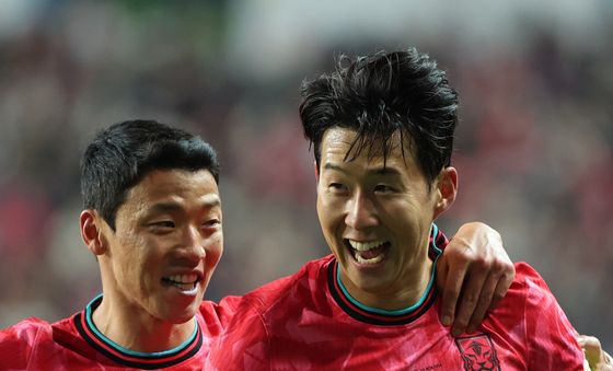 환호하는 손흥민-황희찬