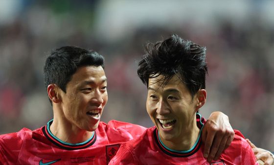 기뻐하는 손흥민·황희찬